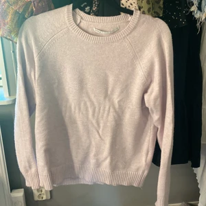 stickad tröja  - Säljer min jätte fina stickade från oboy, den är rosa lila och typ helt oanvänd, bra kvaletie.