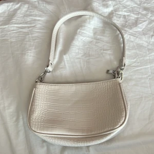 Ginatricot väska - Säljer nu denna vita väska från ginatricot, den har ett stort fack och ett mindre inuti, den är köpt för ungefär 400 kr och jag säljer den för 50 + frakt💕💕