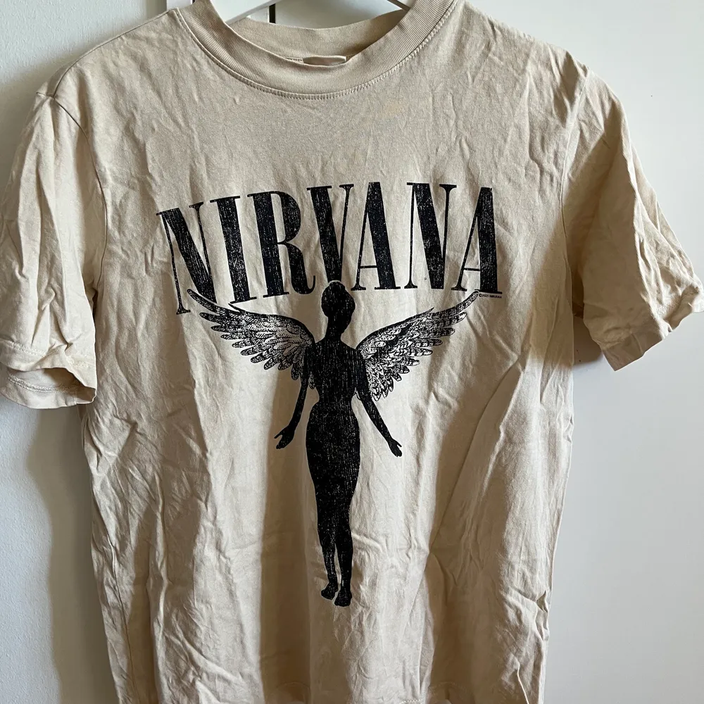 En beige och svart Nirvana t shirt från H&M, storlek S💕. T-shirts.