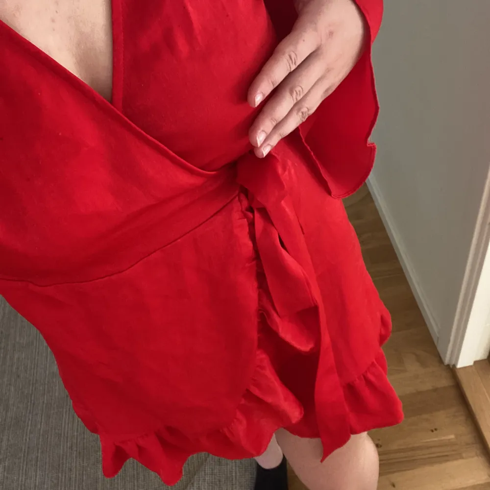 Endast använd 1 gång. Röd klänning med vida ärmar och snörning i midjan från NA-KD. Bra skick. Storlek S, passar en S-M. 150kr + frakt, pris kan diskuteras❤️ BETALNING VIA SWISH SÅ EJ KÖP NU!!. Klänningar.