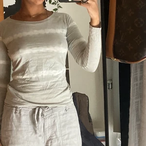 Långärmad tröja - Grå/vit långärmad tröja 