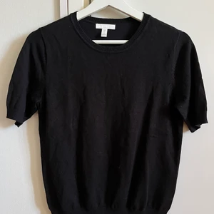 Svart finstickad topp - En svart finstickad topp från H&M i storlek S, använd 1 gång💕