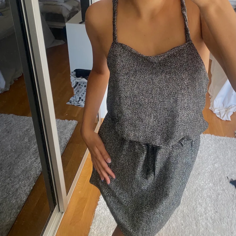 Så snygg festklänning i bra skick från märket Pico som inte säljs längre! Säljer då den ej kommer till användning. Jag är 174 och den passar mig perfekt🥰. Mekot.