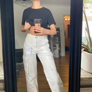 Cargo Byxor  - Jag måste sälja mina vita cargobyxor som fortfarande har prislappen på då jag aldrig kunnat använda dem för att dem är liiite för korta för mig, jag är 170 cm lång ❤️