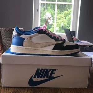 Air Jordan 1 Travis scott fragment - Nypris 2500. Säljes för 2000:-  I nyskick. Knappt använda.  OBS! Replikor