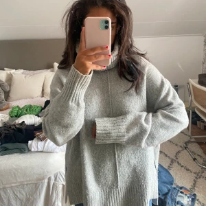 Stickad polotröja - Världens mysigaste polo nu till hösten🥹så himla fin och skön! Strl S men lite större i modellen❤️