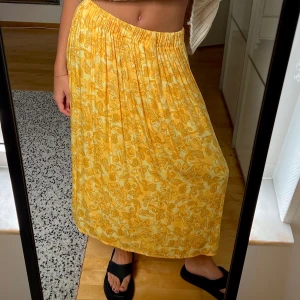 Gul långkjol från Gina - Säljer en gul långkjol från Gina, går att ha både lågmidjad och högmidjad, storlek S! Köpare står för frakt 💛