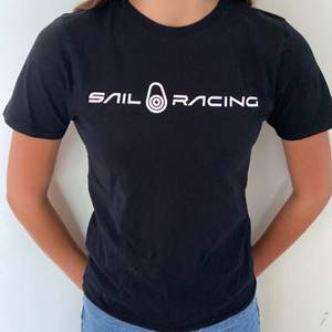 sail racing t-shirt, använd men är i bra skick. Säljer för använder aldrig längre och är för liten. Ny pris 250 :- (äkta köpt från kidsbranstore) 