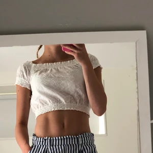 Topp H&M st32 - En jätte söt vit topp i storlek 32 från H&M. Säljer den pågrund av att den blivit för liten. Använd fåtal gånger😊