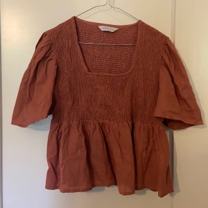 Söt rosa topp - Oanvänd rosa topp med stretch i storlek L🌸