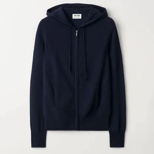 Soft Goat Navy Cashmere Zip Up - Säljer denna fina 100% kasmir mörkblå zip up hoodien från soft goat, använd fåtal gånger 💙 Storlek M men passar nog både S-L beroende på hur man vill att den sitter 🧚‍♀️ Köpt för 2295kr Skriv privat för egna/fler bilder💕 affär via swish🤍