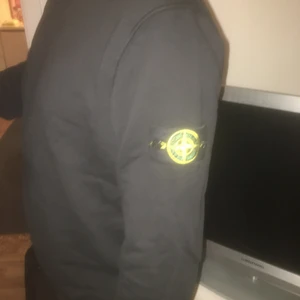Stone Island crew neck svart - Helt ny dock för stor för mig fick i present använd en dag. 10/10 condition.