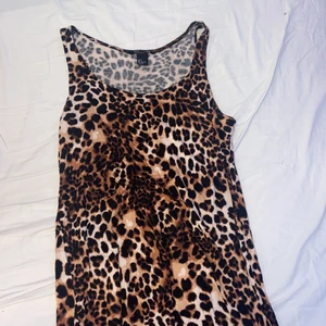 Leopard mönstrad klänning - Jätte skönt material, varsamt använd och är därför i bra skick. Säljs inte i affär längre. [köparen står för frakt]
