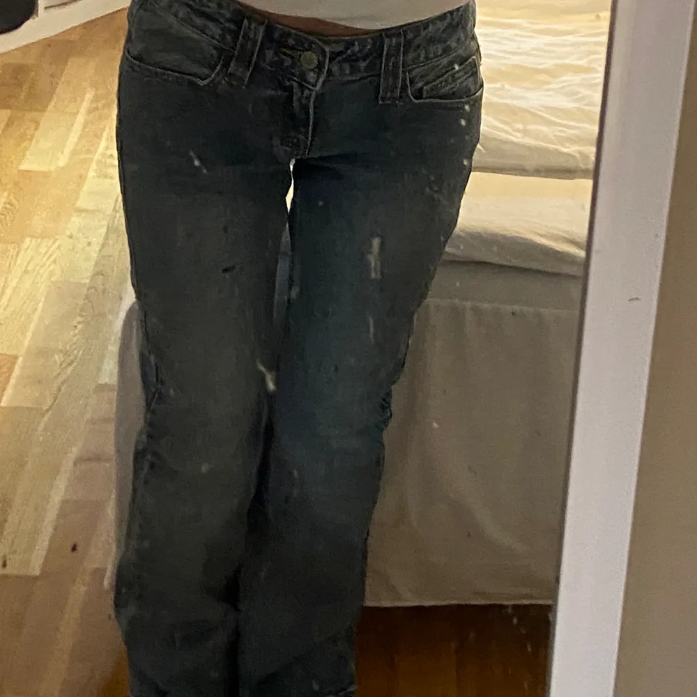 lågmidjade kyilie jeans från brandy melville, säljs pga att de är för stora i midjan på mig. storleken är brandys onesize, alltså S. 💕. Jeans & Byxor.