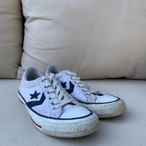 Converse  - Säljer de hära jättesköna och snygga Conversen i storlek 37!💕 Skriv för mer bilder och tryck inte på köp nu kontakta mig först