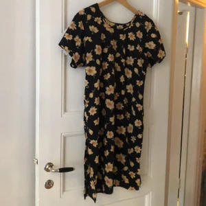 Blommig klänning från Beyond Retro, vintage - Den perfekta sommarklänningen!  Går till knäna på mig som är 1.70 cm :)  Har lite slits på båda sidorna (se bild 3).  Köpt på beyond retro, fint skick, aldrig använd.