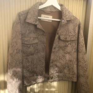 Beige jacka  - Beige, orm jacka från Pull & Bear! Nästan helt oanvänd. 