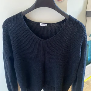 Filippa K stickad tröja - Superfin stickad tröja från Filippa K. Det är två hål på ena axeln som man lätt kan sy ihop. Fint skick annars och köparen står för frakten💓 (den ser mörkblå ut på bilderna men den är svart)