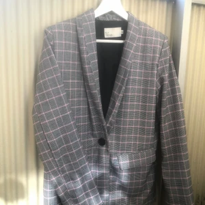 Oversized Kavaj - Lite oversized grå, rosa kavaj från Nelly! Använd fåtal gånger. 