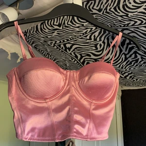 Topp - Säljer jättesöt topp från New yourker som inte passar lälngre men i nyskick❤️