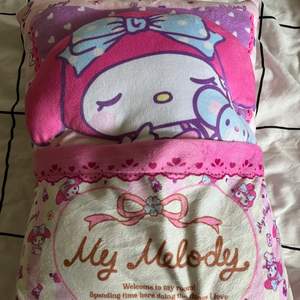 My Melody kudde med sovande My Melody på💓☺️ mått: höjd 40 cm bredd: 50 cm