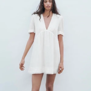 Klänning i linne - Superfin klänning från Zara i linne som är slutsåld, bra skick💗💗