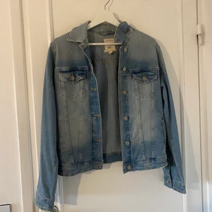 Jeansjacka - Skön jeansjacka i behaglig längd