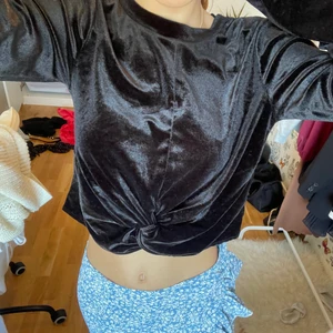  Sammet Tröja - Gullig sammet tröja. Helt oanvänd!❤️ Köparen står för frakten 