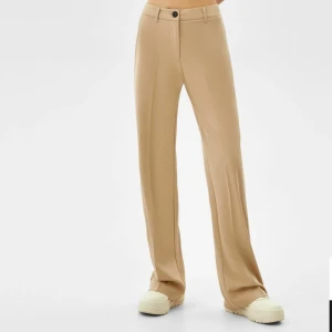 Byxor Bershka  - Säljer dessa byxor från bershka. Använd ett fåtal gånger, därav i bra skick. Gick upp en storlek i dessa. 