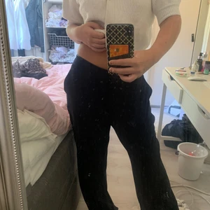 Kostymbyxa Nelly - Svarta kostymbyxor från Nelly. Loose fit & låg midja. Jätte fina & aldrig använda. Tycker dem är för långa för mig som är 162. Nypris 499:- 