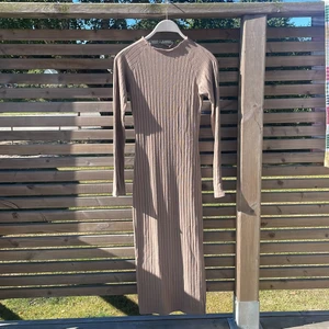 Klänning  - Beige/brun klänning från Nelly x Bianca. Stl xs. Använd 2-3 gånger så nyskick!☺️