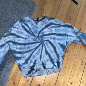 Sweatshirt - Sweatshirt från hm som inte kommer till användning pågrund av att den inte riktigt är min stil. Använd ett fåtal gånger !