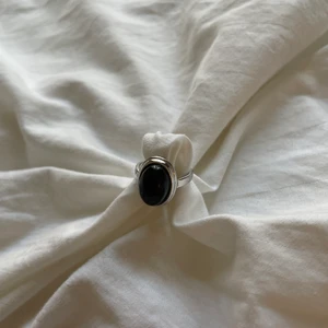 Rund ring i silver/svart - Söt ring från brandy Melville. Kör egen frakt för 30 kr