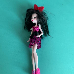 Monster high docka - Köpt som secondhand, men hittade någon annan som fungerade bättre så nu vill jag sälja denna. Hon är i ganska bra skick då förutom den slitna håren.  