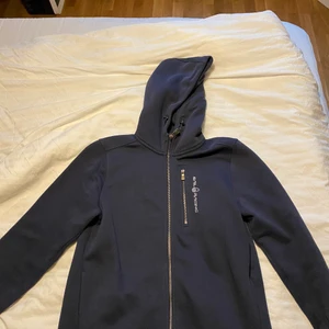 sail racing kofta - sail racing kofta i storlek 170, sitter bra men lite oversized på mig som är storlek 160 eller s köpte för 800kr 💕