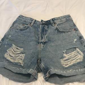 Säljer dessa just nu trendiga shorts från jag tror zara!⚡️⚡️ Dessa är i strl 34!