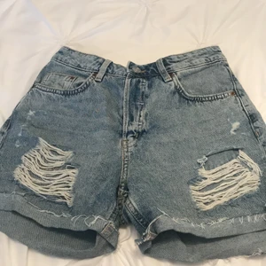 Slitna zara shorts - Säljer dessa just nu trendiga shorts från jag tror zara!⚡️⚡️ Dessa är i strl 34!