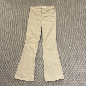 Beiga jeans - Sjukt snygga jeans som tyvärr aldrig kommer till användning. Knappt använda.