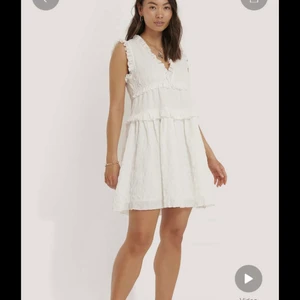 Vit klänning nakd - Superfin vit klänning som passar perfekt till exempelvis avslutning eller student. Endast använd en gång. Den är insydd lite i midjan för bättre passform. Köptes för 499 kr på nakd och är i storlek 36. Skickar gärna fler bilder, tryck inte på köp direkt💕