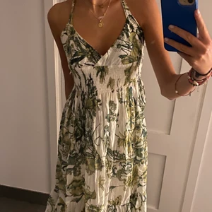 Långklänning  - Den perfekta unika långklänningen! Står storlek l men jag som brukar ha xs-s kan ha den! 😍😍