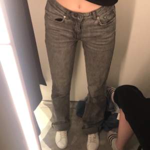 Säljer dessa grå jeans som jag tröttnat på, skriv för mer info, köpte i april detta år, inte slitna, skulle passa någon som är 165 eller längre, annars behöver de sys upp😊 när jag köpte de kostade de 600