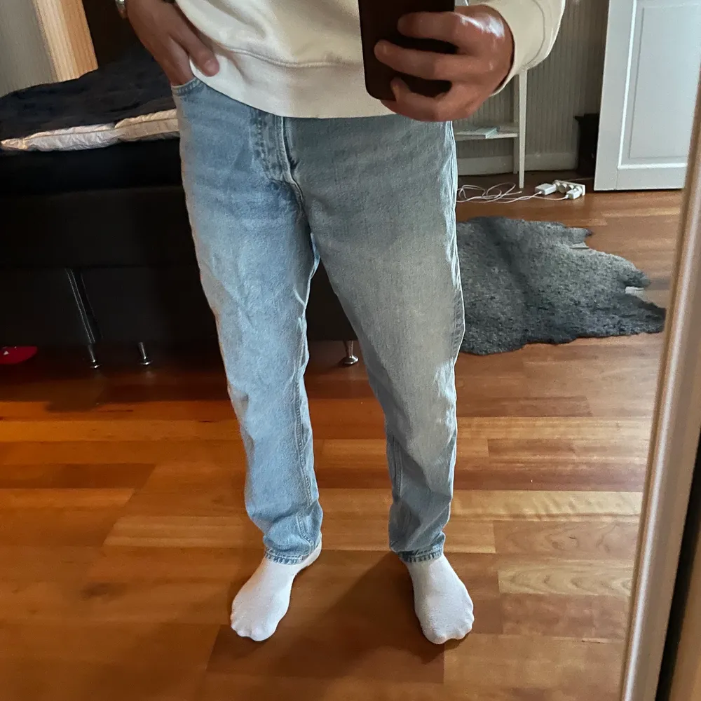 Ett par blåa jeans från Jack and Jones i storlek W28 L32,  Bra skick och har använt några gånger men inga skador på plagget.  Säljer pga att jag inte kommer använda dom något mer.  Jag är 180 lång.  . Jeans & Byxor.