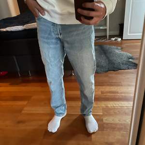 Ett par blåa jeans från Jack and Jones i storlek W28 L32,  Bra skick och har använt några gånger men inga skador på plagget.  Säljer pga att jag inte kommer använda dom något mer.  Jag är 180 lång.  