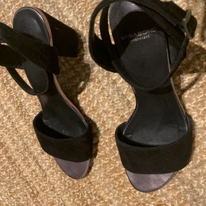 Vagabond sandal med klack - En sandal med klack från Vagabond - klacken är på 8 cm och storlek 39 på skon. Använd et fåtal gånger på bröllop. 