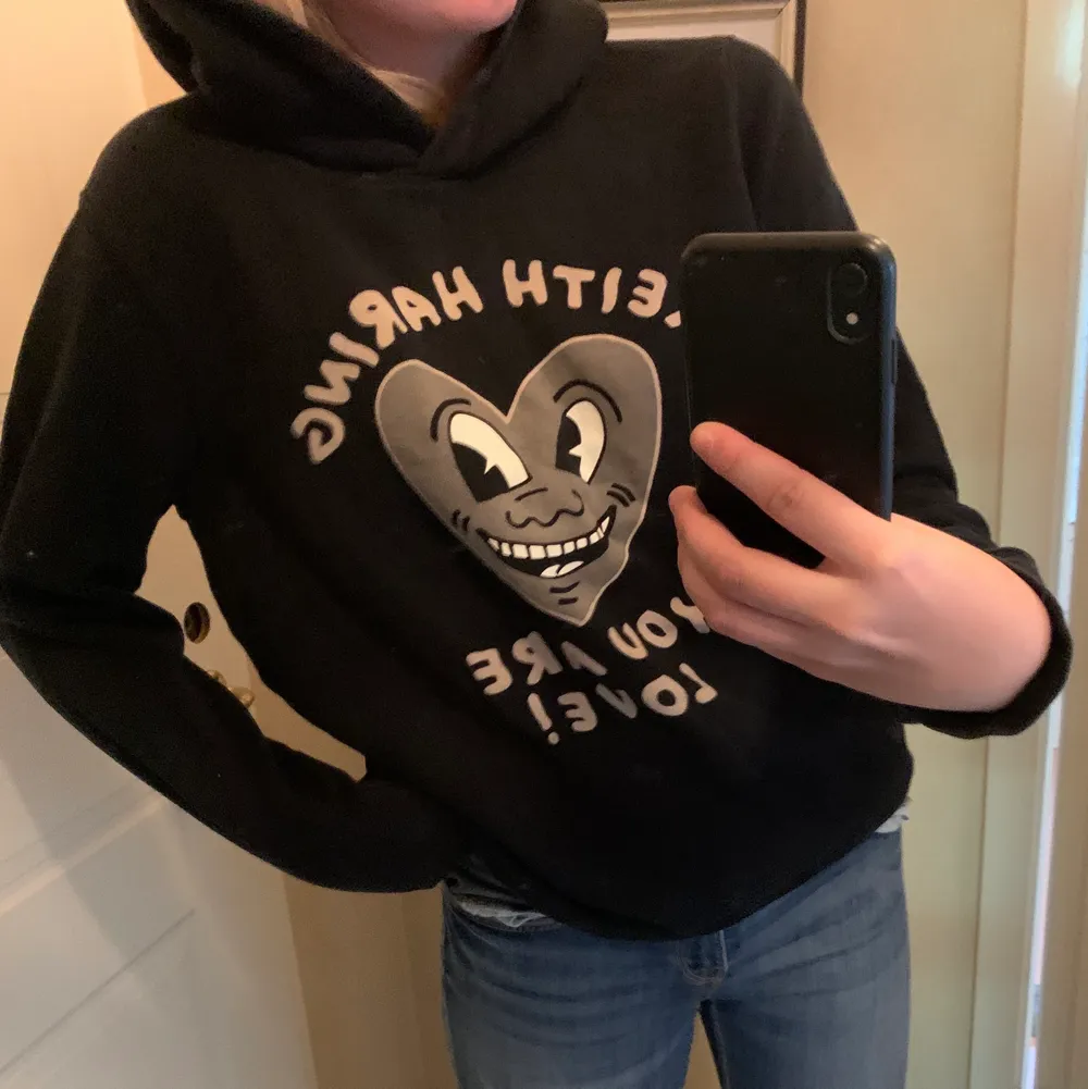 Säljer denna hoodie från Keith haring i strl s! Skitsnygg!!. Hoodies.