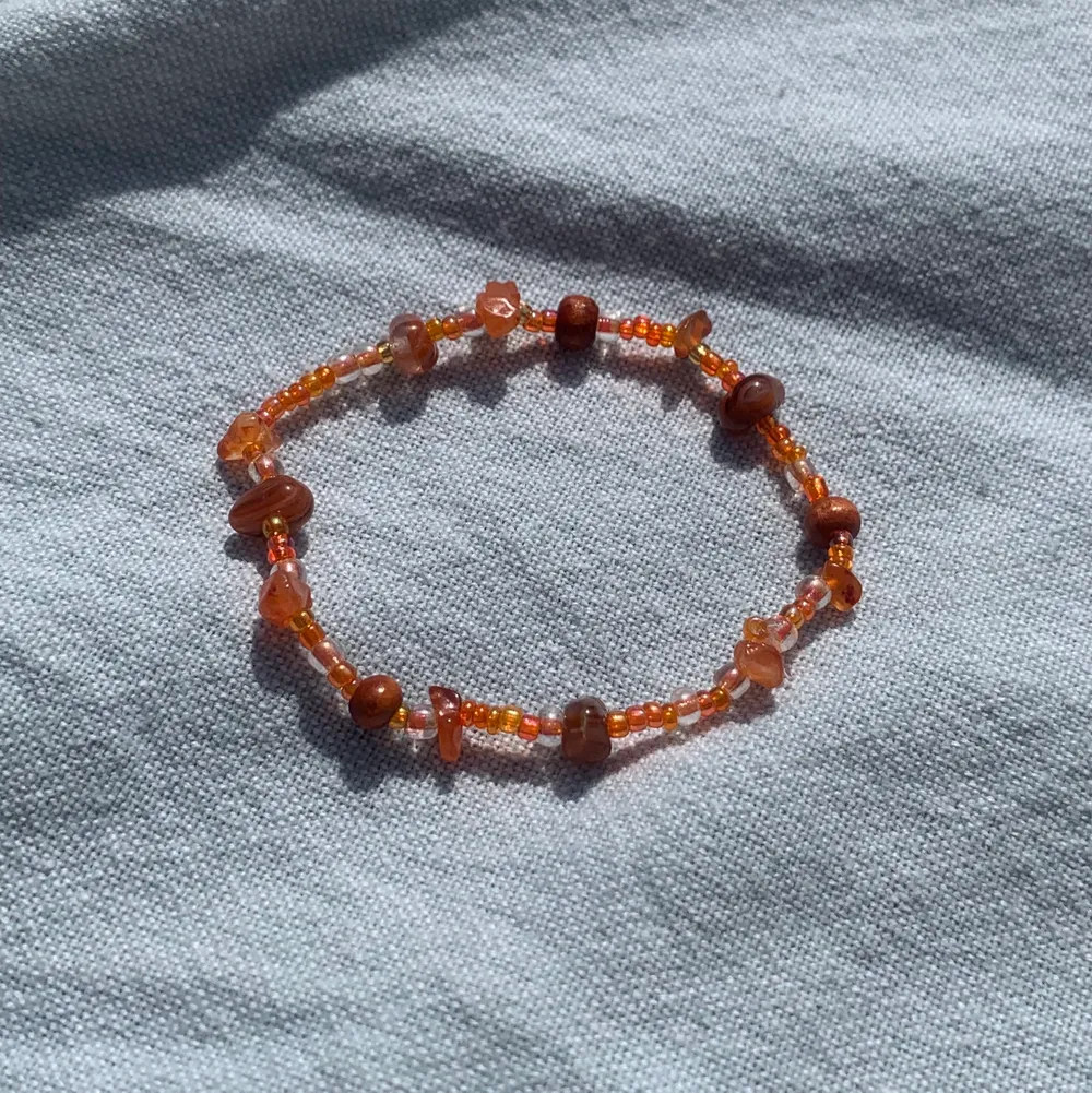 Armband med carnelian kristaller och orange pärlor!🧡. Accessoarer.