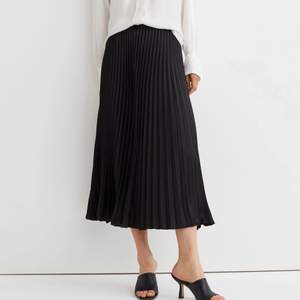 Svart plisserad kjol från H&M, resår i midjan. Använd ett fåtal gånger - fint skick! 100 kr + frakt 💗