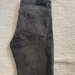 Vill kolla intresset på mina älskade emilio jeans i storlek 32. De passar perfekt runt höften på mig som vanligtvis har storlek 36-38 i jeans. De är långa i benen och lågmidjade. 