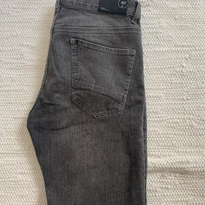 Emilio denim - Vill kolla intresset på mina älskade emilio jeans i storlek 32. De passar perfekt runt höften på mig som vanligtvis har storlek 36-38 i jeans. De är långa i benen och lågmidjade. 