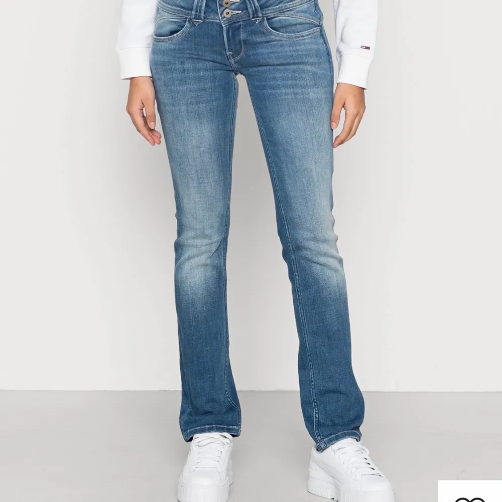 Kollar intresset på mina sprillans nya Pepe jeans i storlek 29x34. Alla lappar finns kvar och de är bra i längden på mig som är 176cm.   (Jag kan ta egna bilder om det önskas) Säljer dem endast vid bra bud.  Det lägsta jag tänkt mig är 500kr. . Jeans & Byxor.